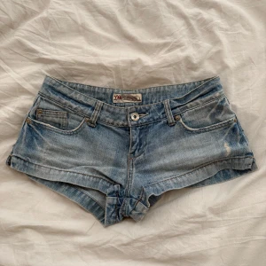 Lågmidjade jeansshorts  - Strl S, midjemått rakt över: 40cm innerben: ca 22cm 💕