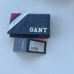 Mörkblå plånbok från gant - Helt ny plånbok i perfekt skick och aldrig använd