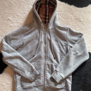 Burberry hoodie storlek S - Säljer pga jag blivit för stor för den och kommer inte till användning väldigt bra skick inga defekter alls storlek S. Kan pruta ner priset 