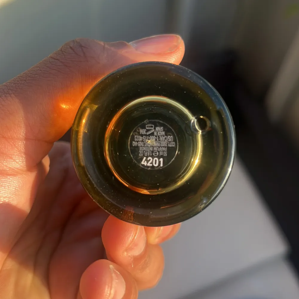 Säljer en elegant BOSS Bottled Absolu Eau de Parfum i en stilren svart flaska med guldlock. Förpackningen är lyxig med en reflekterande yta och tydlig logotyp. Perfekt för den som vill ha en sofistikerad doft.test spreyad en gång!. Perfume.
