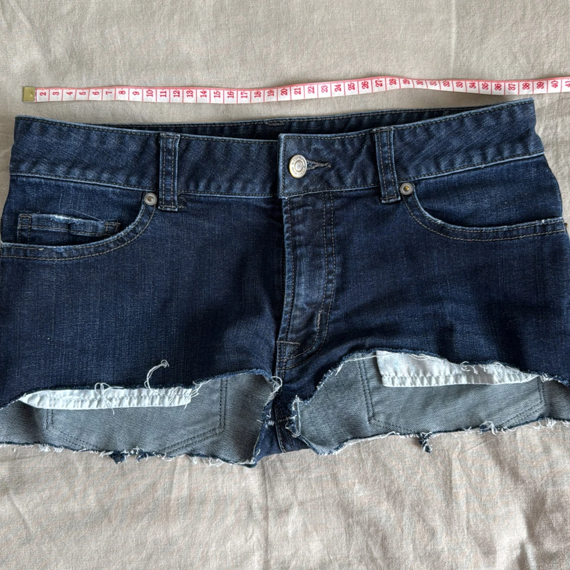 Mörkblå jeansshorts med fransig kant - 1