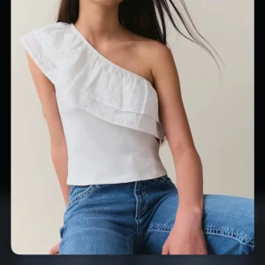 Vit offshoulder topp från Gina Tricot Young - Säljer en söt vit offshoulder topp från Gina Tricot. Toppen har en volangdetalj med spets. Storlek 170 men passar även S och Xs. Slutsåld hos Gina. 