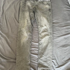 Slim grå jeans jack and jones - Ett par gråa jeans feån jack ans jones i JJGLENN(slim) modell. De är välsigt sparsamt använda och det finns inga tecken på slitning. Passar mig på 185cm och 78kg utan att vara för tighta. För fler bilder eller frågor är det bara att skriva!
