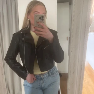 Kort skinnjacka - Croppad skinnjacka i storlek 36! Inte använd mycket 