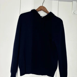 Kashmir hoodie - Säljer denna snygga kashmir hoodie från sayless. Som i nyskick använd 1 gång men den var för liten. Nypris 900kr mitt pris endast 500kr. Passar dig runt 167-172cm jag är runt 178cm och den är för liten. Postas inom 48 timmar. Kan bytas mot en i storlek S.