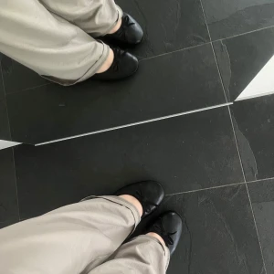 Ballerinaskor  - Supersöta ballerinaskor i svart. Lite stora i storleken då dom inte passar mig som vanligtvis har storlek 40. Skulle säga att dom passar en 41 bättre 🥰 Väldigt fint skick men undersidan är sliten, dvs smutsig.