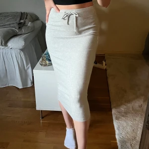 Grå stickad kjol - Stickad grå kjol från GinaTricot i storlek S. Stretchigt material. 