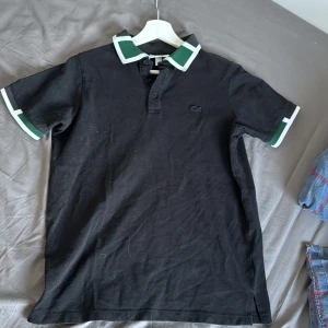 Lacoste piké  - Stilren Lacoste piké som är galen för sommaren utan problem eller skador👍