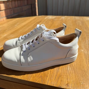 Christian Louboutin  - Säljer ett par Loubs då dem inte passade mig i storleken riktigt snygga skor till sommaren kan gå ner i pris vid snabb affär 