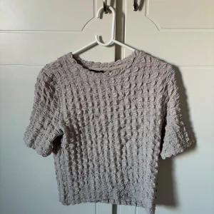 Topp - säljer denna topp från Lindex o beige/grå. Sitter tajt och passar perfekt med en kavaj över eller utan såklart!