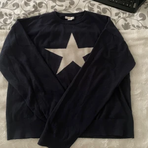 Mörkblå stickad tröja från Gina💓 - Mysig mörkblå fin stickad tröja från Gina Tricot med en stor vit stjärna på bröstet. Den är använd men väl omhändertagen, priset kan självklart diskuteras och om man vill få fler bilder såklart💓