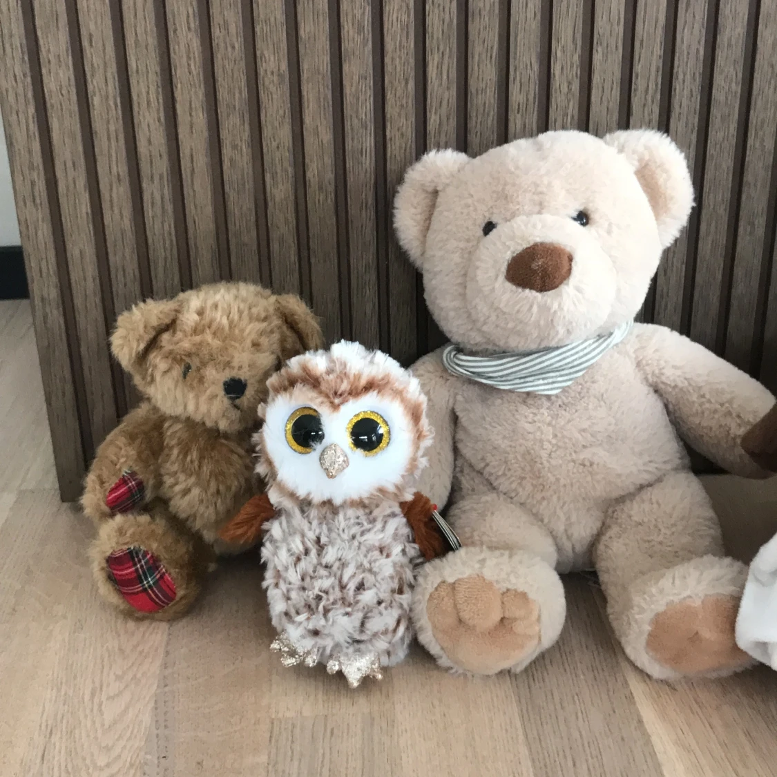 Brun nallebjörn med rutiga detaljer - 2