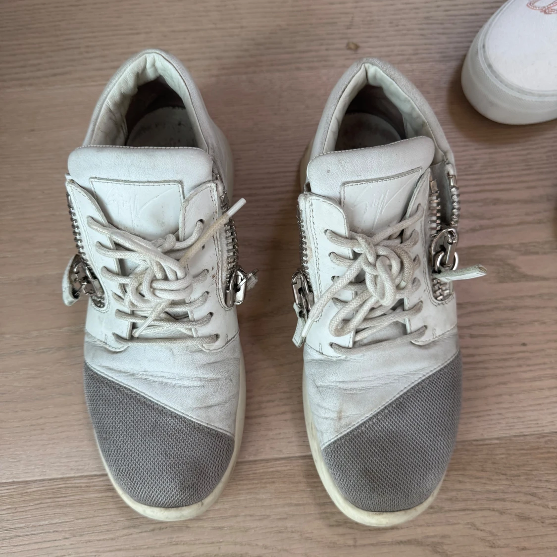 Vita sneakers från givenchy - 1