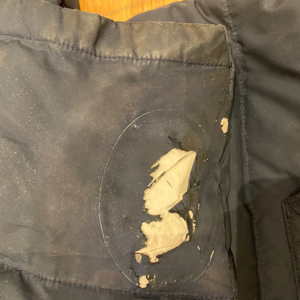 Säljer en mörkblå dunjacka från Polo Ralph Lauren med klassisk röd logga på bröstet. Jackan har hög krage, tryckknappar och dragkedja samt stora fickor framtill. Perfekt för kalla dagar och har en tidlös look.. Takit.