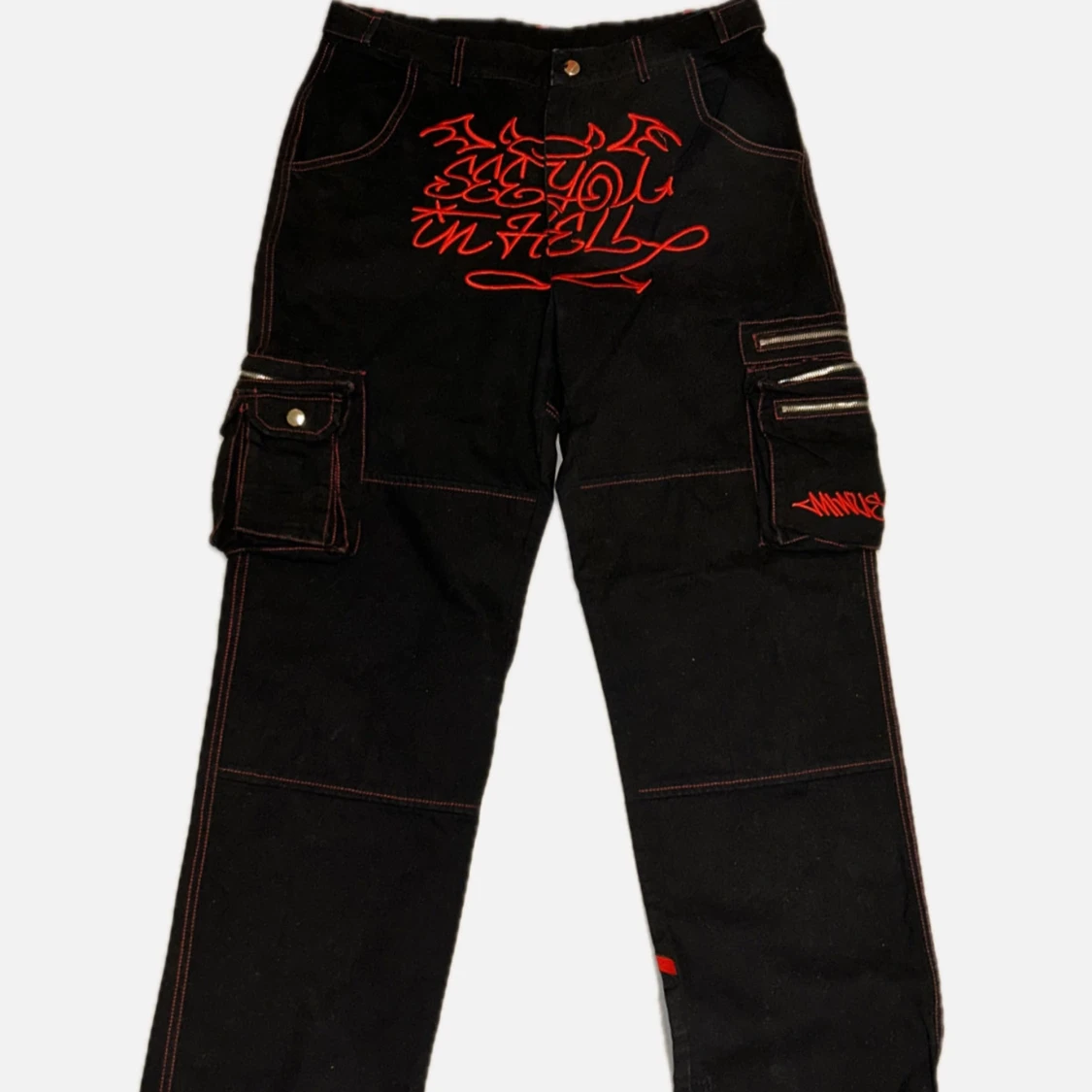 minus two Svarta cargobyxor med röd grafik och fickor