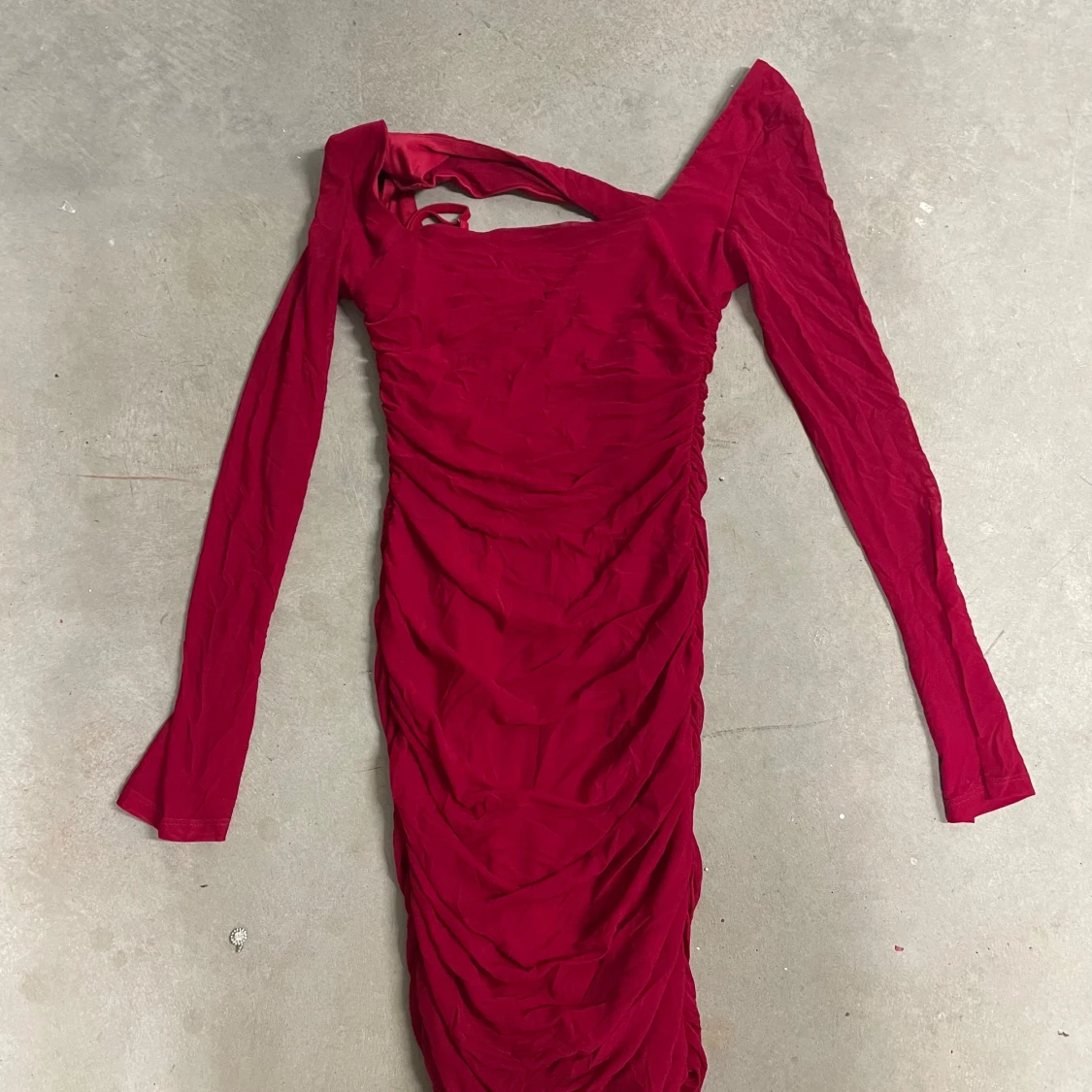 Röd tight långärmad klänning med rynkade detaljer