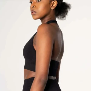 Svart sporttopp från Relode - svart sport bh från Relode med halterneck och uttagbara inlägg. mjukt, stretchigt material. Inte använd mycket men lappen är borttagen. Modellen heter: Radiant top svart 