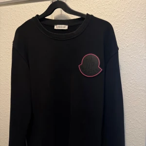 Moncler sweatshirt - Säljer bort min lillebrors kläder. Tröjan passar storlek S-M, för mer info är de ba att slå till med ett meddelande, Svarar så fort jag kan😀
