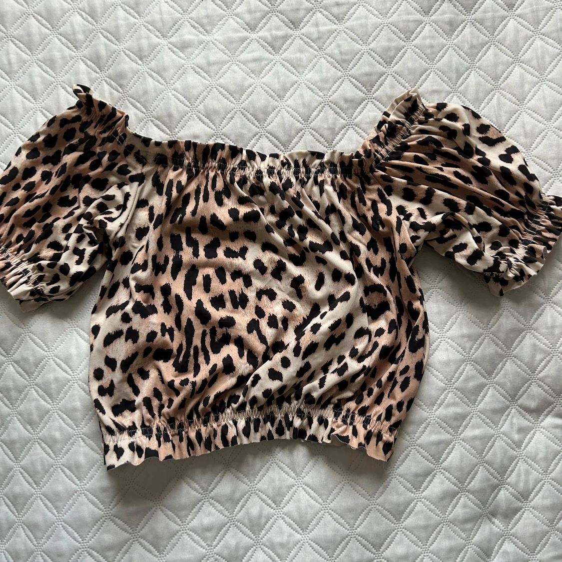 Leopardmönstrad offshoulder-top - 1