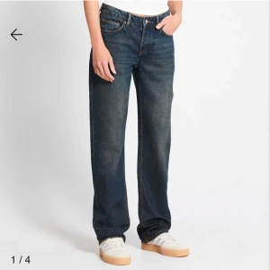 Blå jeans från 157 - Säljer ett par klassiska blå jeans från 157. De har en normal passform och är tillverkade i denim (100% bomull) med en snygg tvätt. 🧺 de är inte alls använda mycket och inköpta för en månad sedan. Nypris:400kr