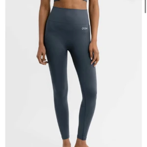 Grå leggings från DOM - Snygga och bekväma grå leggings från DOM. Perfekta för träning eller en avslappnad dag. De är högmidjade och har en tight passform som ger bra stöd och komfort. Aldrig använd