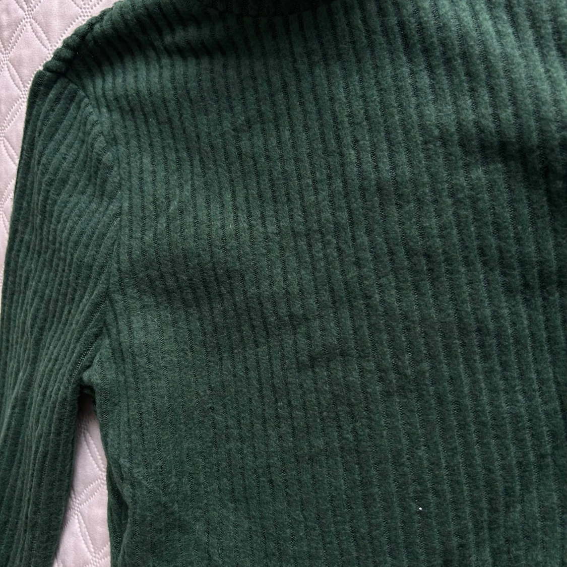Grön ribbad polotröja - 1