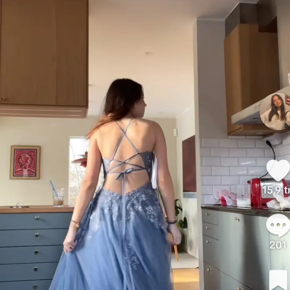 Säljer min balklänning som jag hade förra året och bara använt en gång. Den har både spets och rhinestones, så snygg! Banden i ryggen går att justera så att överdelen sitter bra. Jag har klippt av den bit längst ner då den va väldigt lång, men inget man märker! Står inte svenska str i men motsvarar S och går som sagt att justera. Jag är 164 men hade kackar till 💓💓. Mekot.