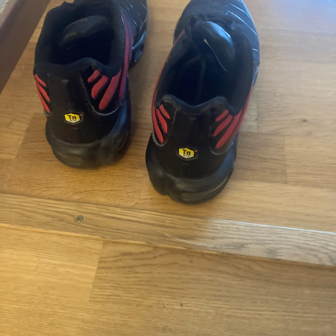 Svarta och röda Nike sneakers (TN)