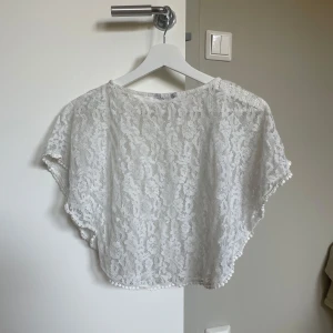 Lindex vit spets poncho - Storlek 146/152, knappt använd!