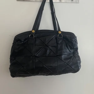 Svart handväska - Tveka inte med att fråga :)