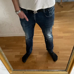 Mörkblå replay jeans - Säljer ett par mörkblå Replay jeans med en snygg och unik fade.  Modell: replay anbass hyperflex, fortfarande i utmärkt skick. Nypris runt 1700, mitt pris: 449 kr.