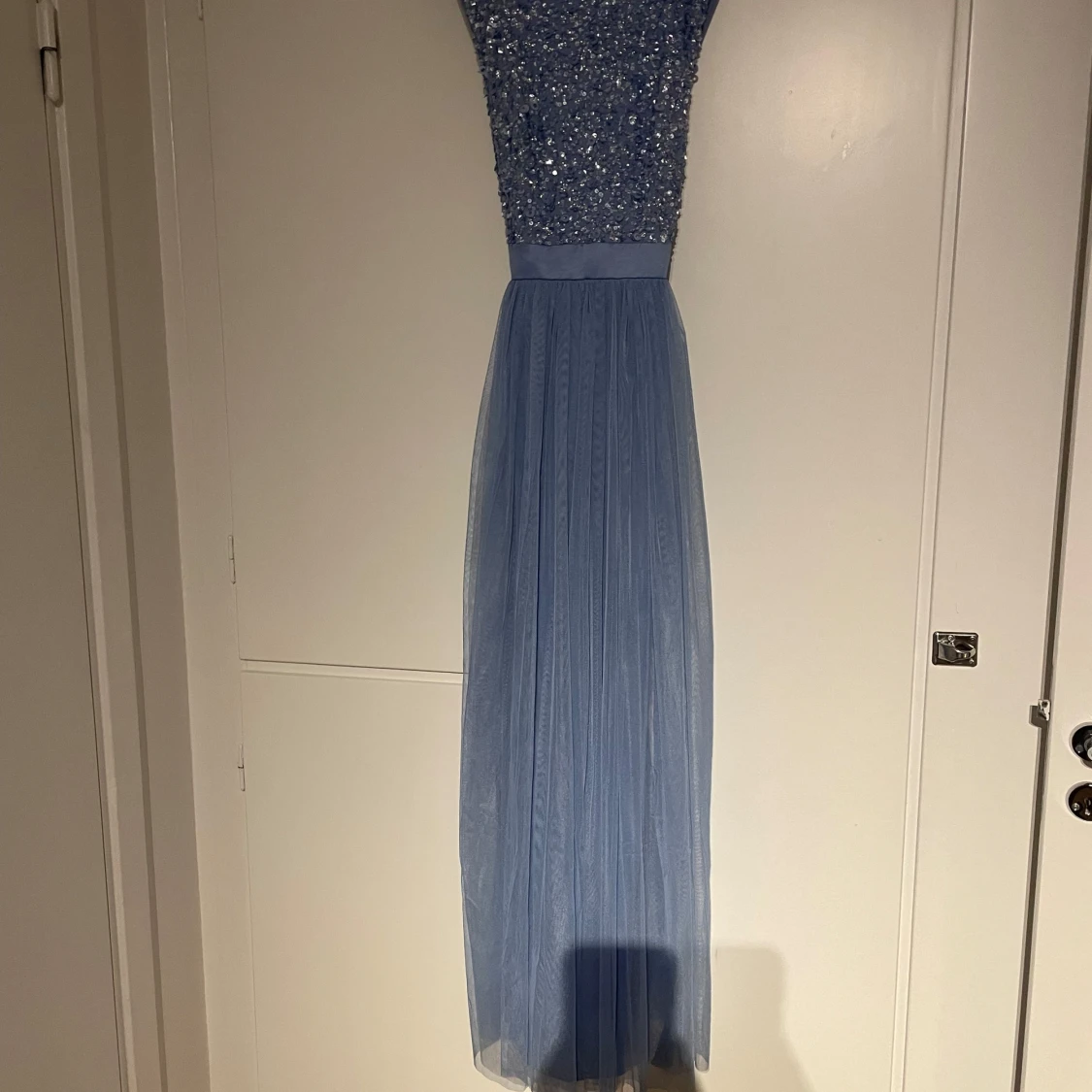 Ljusblå långklänning med paljetter