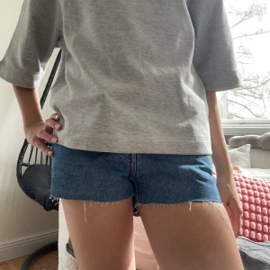 Blå jeansshorts  - Säljer ett par blå jeansshorts från weekday! Jag har klippt dem själv men de är helt jämna💕 De är tyvärr lite för små i midjan därav säljer jag dem, bilderna är mina och skriv för fler💖 pris kan diskuteras💕💕