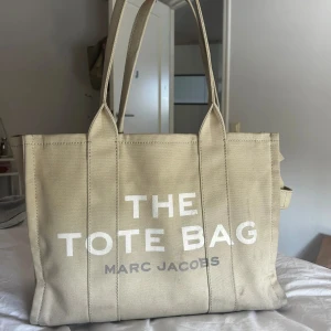 Marc Jacobs Tote Bag - Fin Marc Jacobs tote bag från 2022. Några få märken från användning men går att tvätta bort.  Dator får plats med marginal. Nypris 3 300kr💕