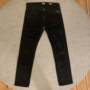 Replay Jeans - Säljer ett par snygga svarta Replay Jeans i modellen Jeto. De är i storlek W31 L32. Jeansen är i väldigt bra skick och sitter även väldigt bra. Jag säljer nu dessa för endast 279 kr, inklusive fri frakt.Hör av er vid frågor eller bud.