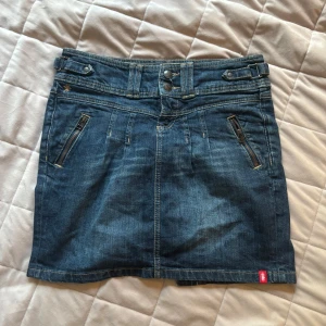 Jeanskjol från Esprit - blå minikjol från esprit, den har inga defekter eftersom jag bara haft på mig den 1 gång. Storleken är S och skriv för fler bilder !!🥰
