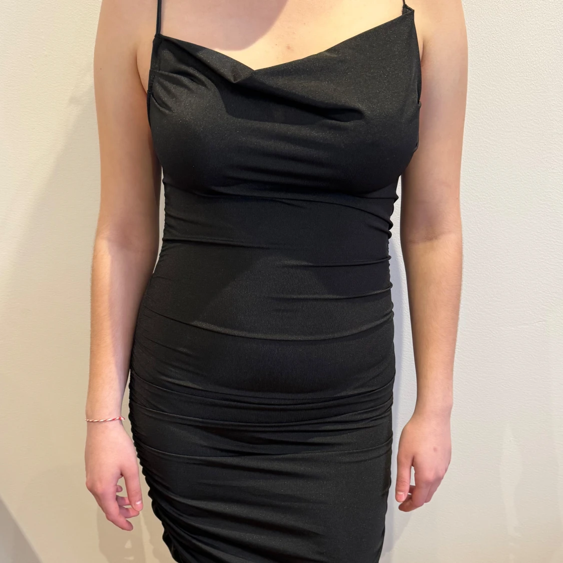 Svart långklänning med smala axelband