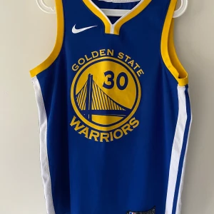 Golden State Warriors baskettröja Curry #30 - Säljer en blå Golden State Warriors baskettröja med Curry #30 på ryggen. Skick 6/10