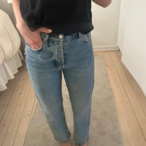 Dagmar jeans  - Snygga blå jeans från Dagmar med en klassisk femficksdesign. De har en hög midja och raka ben, vilket ger en tidlös look. Perfekta för en avslappnad stil.
