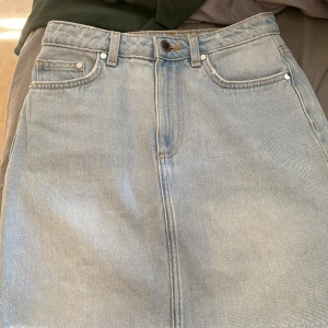 Ljusblå jeanskjol från H&M - Ljusblå jeanskjol från H&M som inte säljs längre.