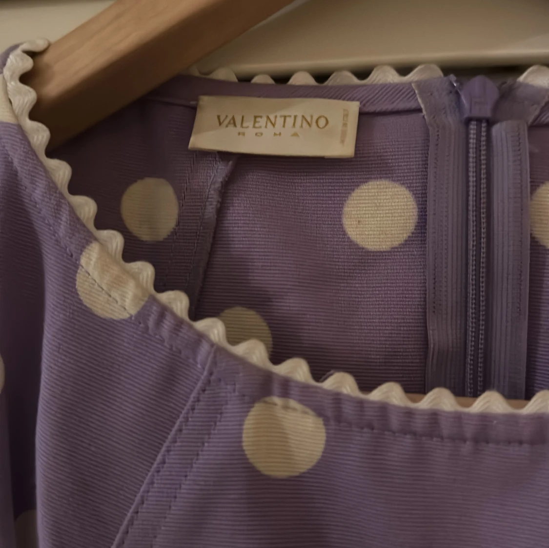Lila prickig klänning från Valentino - 1