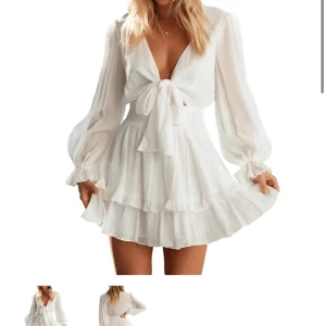 Vit volangklänning- dressy  - Säljer min klänning ”Lina” från dressy. Helt ny med prislappen kvar, säljes då jag glömde returnera. ☺️