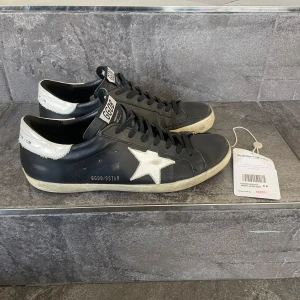 Golden goose skor - Tjena! Säljer nu dessa svin feta golden Goose skor i storleken 43🙌 Obs: skorna har inte orginal innersula (därför priset är lite billigare). Dem är äktighetkontrollerade av Veistaire collectiv. Endast veistaire tagen medföljer! För fler frågor eller bilder är det bara att skriva🤝