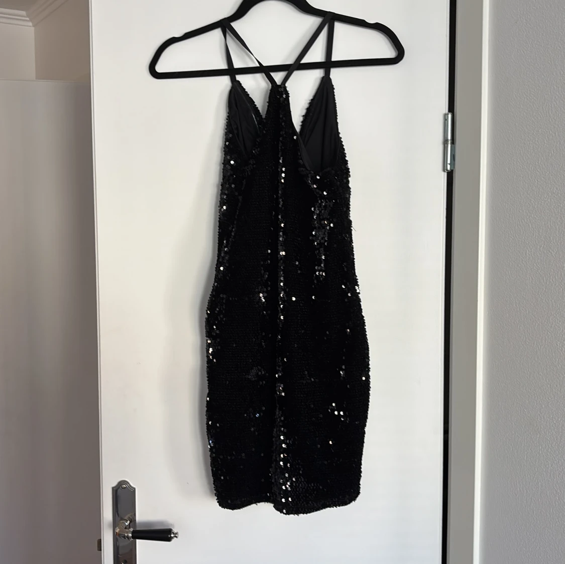 Svart paljettklänning från NLY One - 1