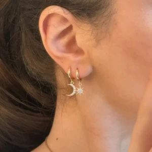 Guldörhängen med stjärna och måne - Charmiga guldörhängen med hängande stjärna och måne, dekorerade med glittrande stenar. De är från Glitter och i 18K guld! Typ helt oanvända. 