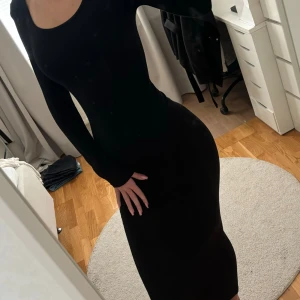 Svart långärmad klänning - Svart långärmad klänning med tight passform. Aldrig använd💕