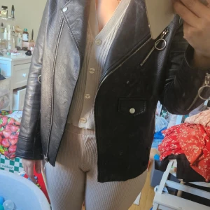 Svart skinnjacka från NA-KD  - Storlek 34. Donna Romina kollektionen. Lite slitage vid nacken men annars är den i fint skick 
