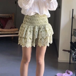 Zara kjol  - Söt Volangkjol från zara. Skriv t mig för fler bilder. Finns ingen lapp kvar med är lite för stor för mig som är S men skulle tro att den passar en M/L