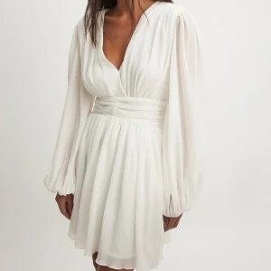 Vit klänning  - Säljer denna super fina vita klänning från Lojsans kollektion med nakd, perfekt till student eller midsommar! Endast använd en gång och i superfint skick ❤️❤️