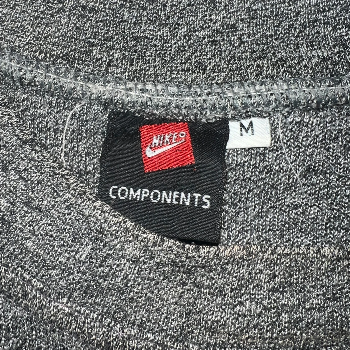 Grå croppad tröja från Nike - 2